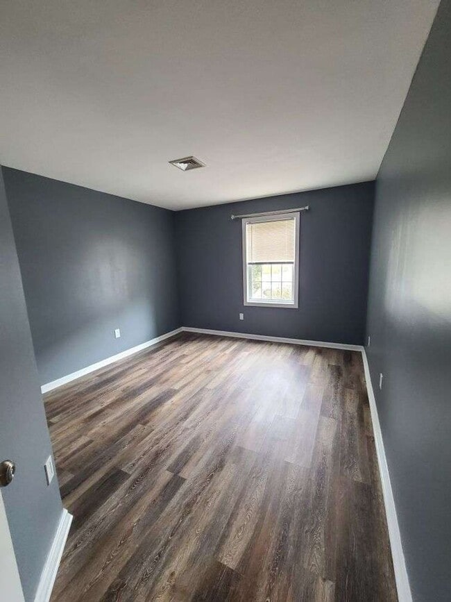 Building Photo - 2 Bed, 1 Bath, 1st Floor Unit