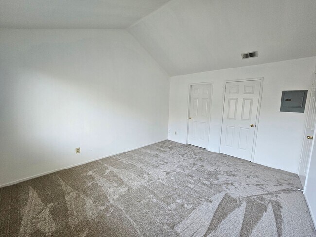 Building Photo - Great Location.... Gorgeous 2 Bedroom 2 Bath End Unit Condo in North San Jose