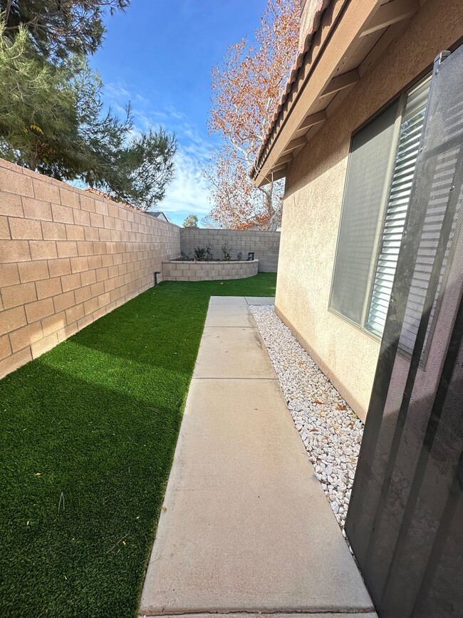 Building Photo - Spacious East Palmdale Home