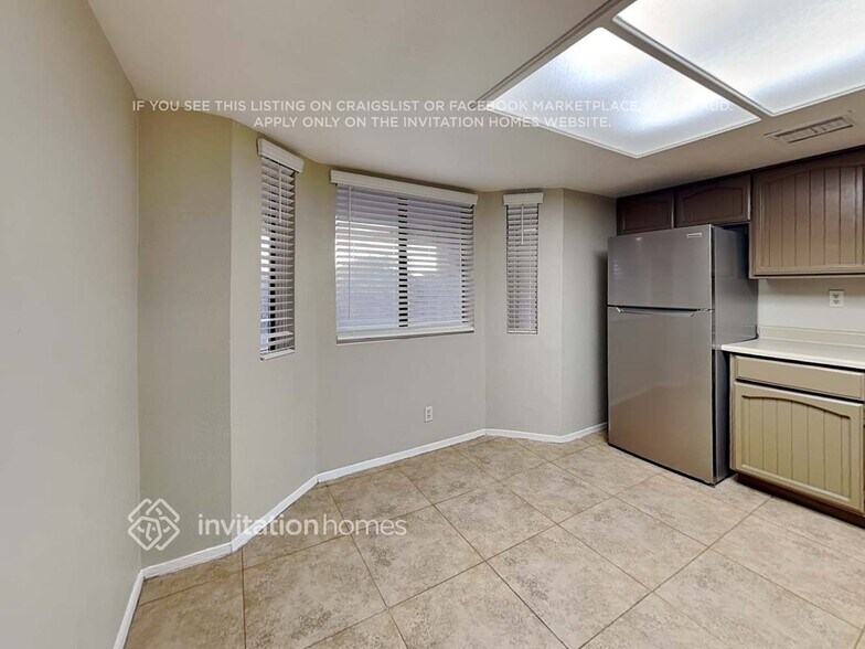 Building Photo - 336 S Travis