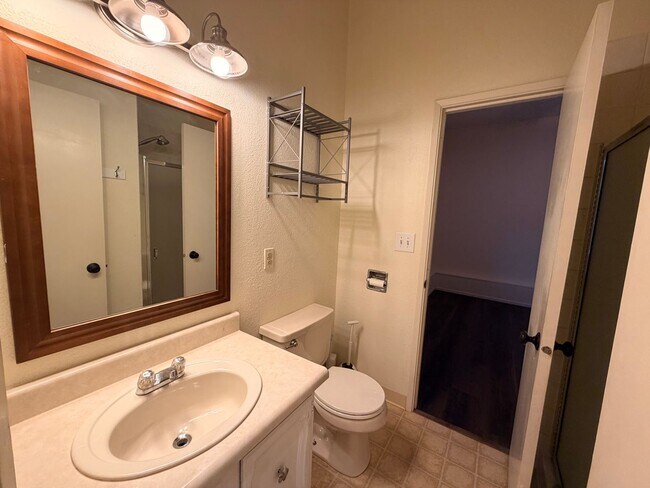 Building Photo - Large (5) bedroom home in a well established Anchorage neighborhood!