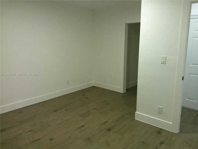 Building Photo - 12400 NE 11th Ct