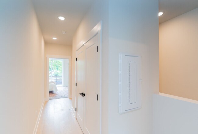 Building Photo - 2 Bedroom Townhome in Northshore Chattanooga