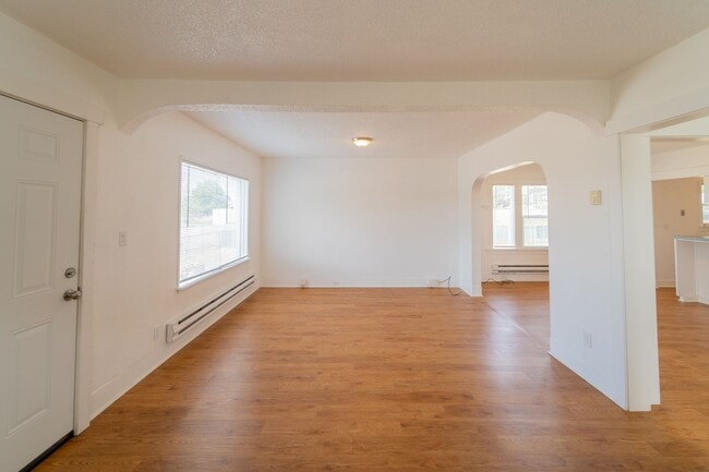 Building Photo - Charming 1910 Craftsman 4bd/2ba Tacoma House for Rent!