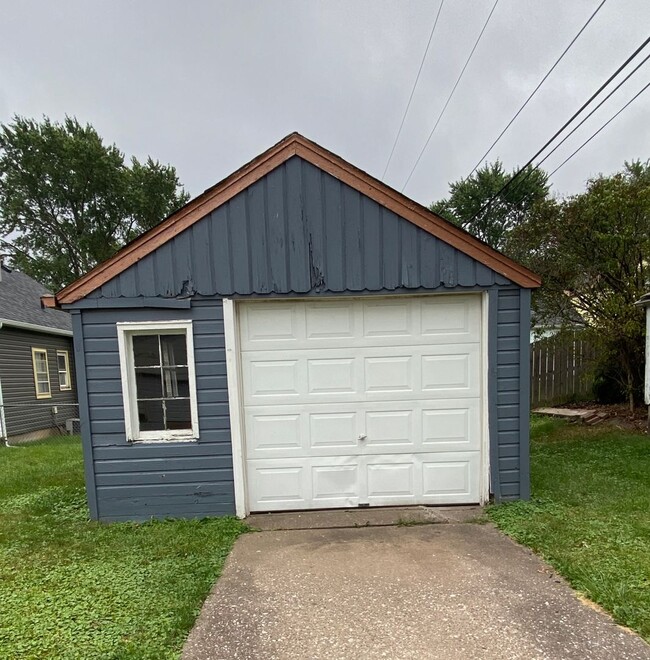 Building Photo - Cute 3 bedroom 1 1/2 bath house in Davenport