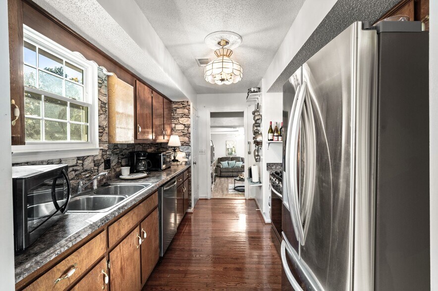 Building Photo - 808 Water View Ter