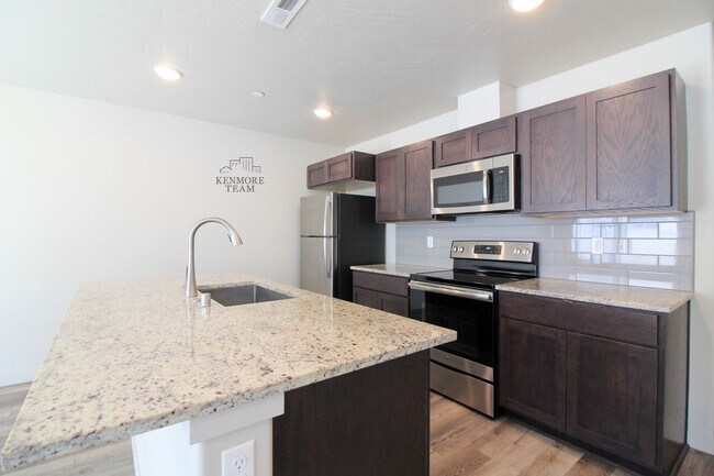 Building Photo - 3 Bedroom, 2 Bath Townhome in Kennewick