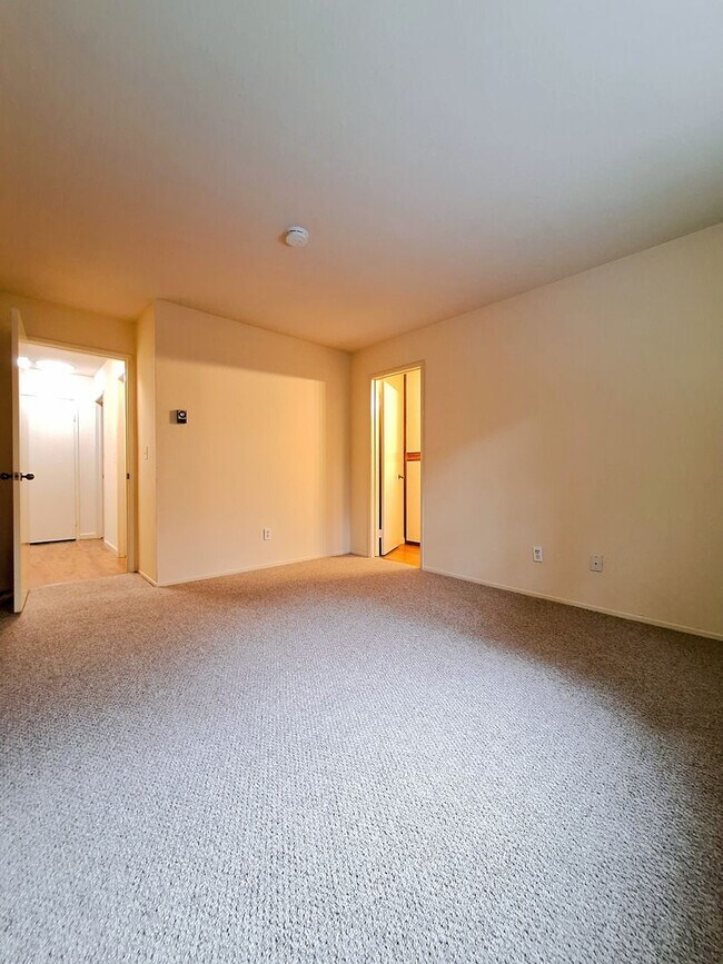 Building Photo - Refurbished Condo on 1st Floor With Laundry, Patio, Garage; Next to Pool!