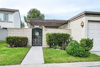 Building Photo - Beautifully Remodeled Single-Story Condo i...
