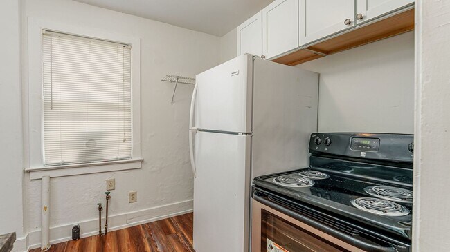 Building Photo - 3 Bedroom 1 Bath Townhouse in Wagener Terrace - Charleston Peninsula