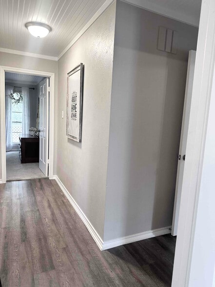 Building Photo - 401 Lake Louise Ct