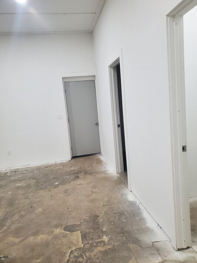 Building Photo - 214 S Wewoka Ave