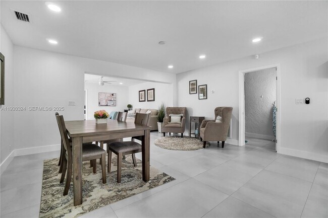 Building Photo - 617 NW 30th Ct