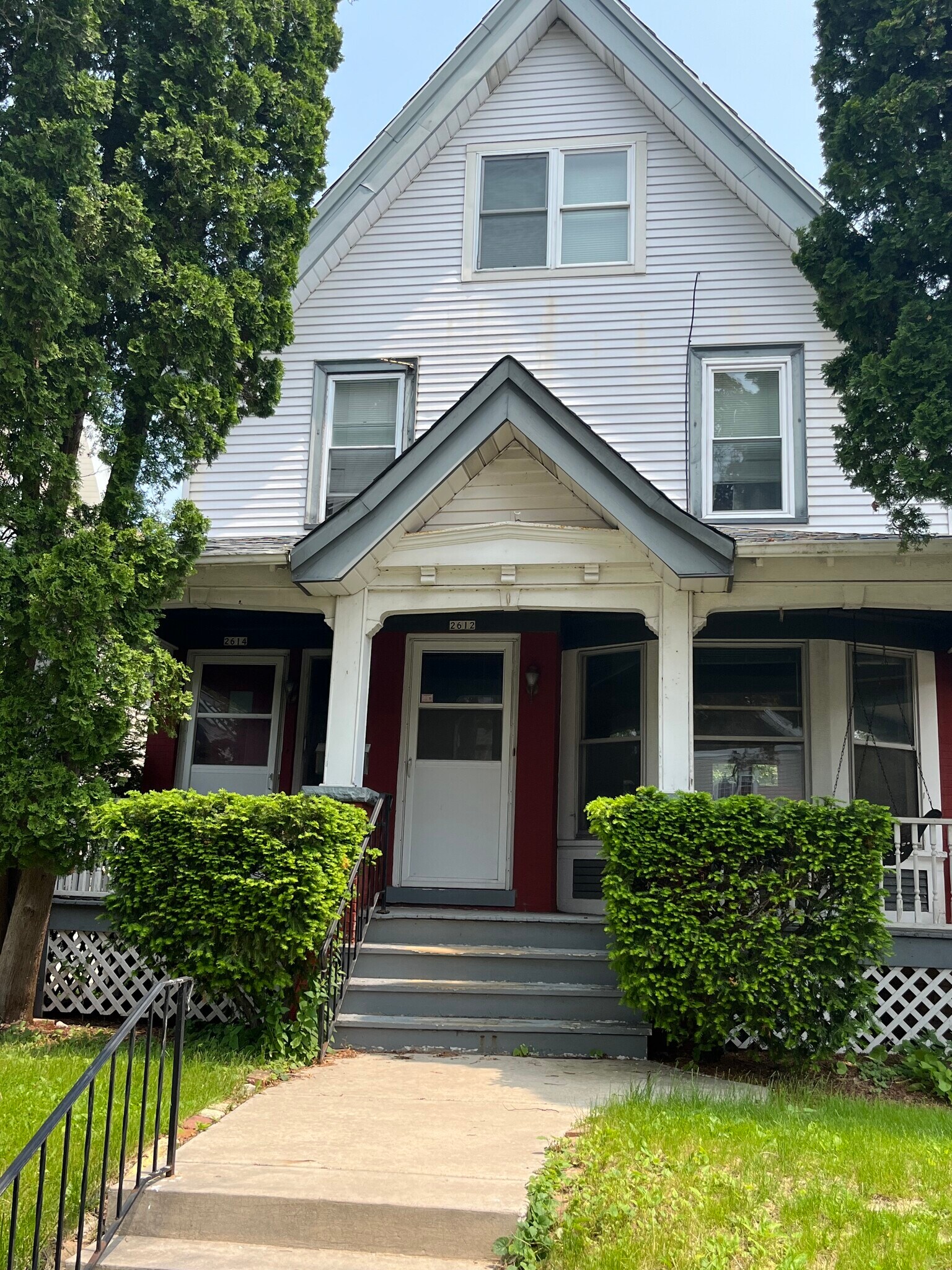 Duplex 1Br lower Unit - 2612 N Farwell Ave
