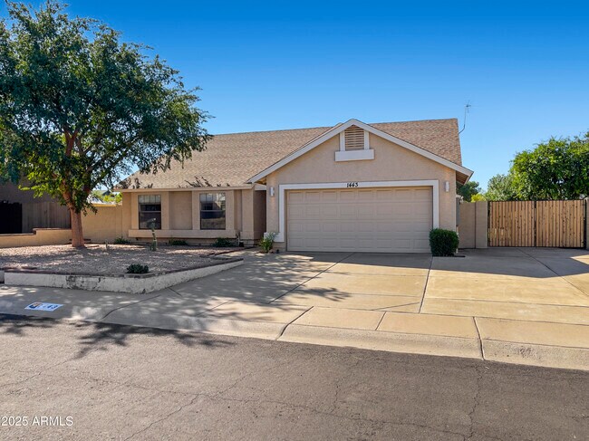 Building Photo - 1443 E Wickieup Ln