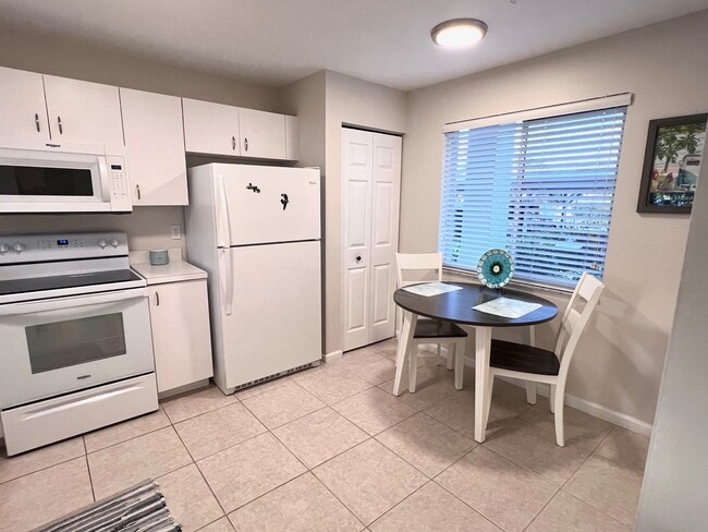 Building Photo - ** 2 BED-2 BATH FIRST FLOOR CONDO AT GLENM...
