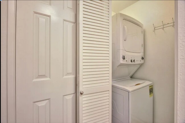 Building Photo - 938 Clark Ave