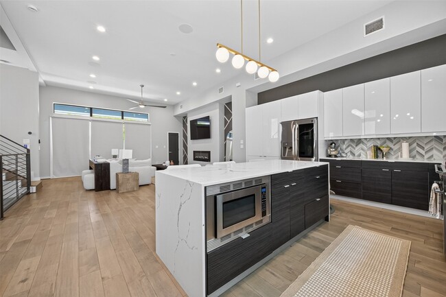 Building Photo - 607 Memorial Heights Dr