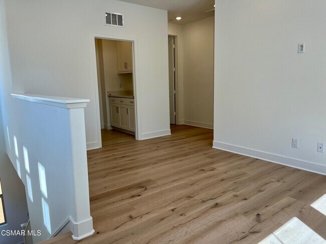 Building Photo - 779 Edward Scholle Dr