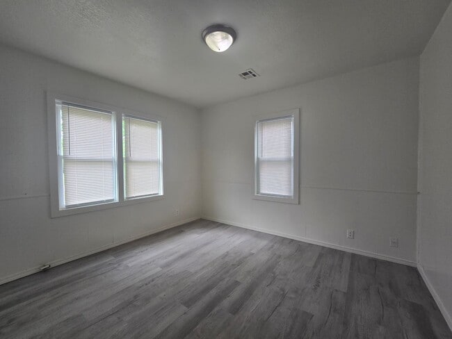 Building Photo - 3 Bed 1 Bath Home in Shawnee!