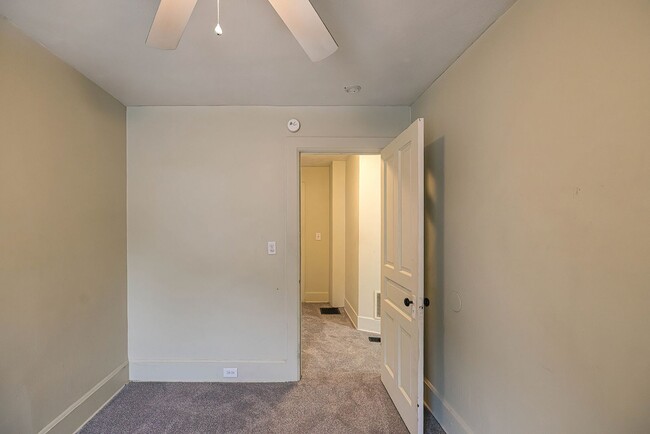 Building Photo - 735 W 26th St