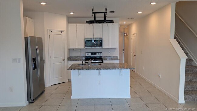 Building Photo - 373 SE Sea Hunt Wy