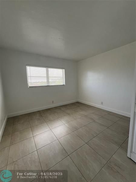Building Photo - 2550 NE 51st St