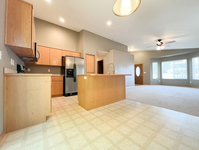 Building Photo - Three Bedroom, Two Bath House in Southview