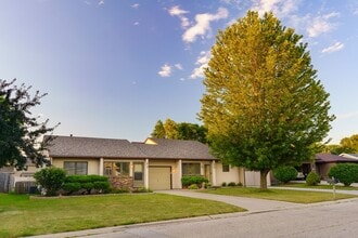 Building Photo - 2 Bedroom Townhome Available August 14th, 2026!