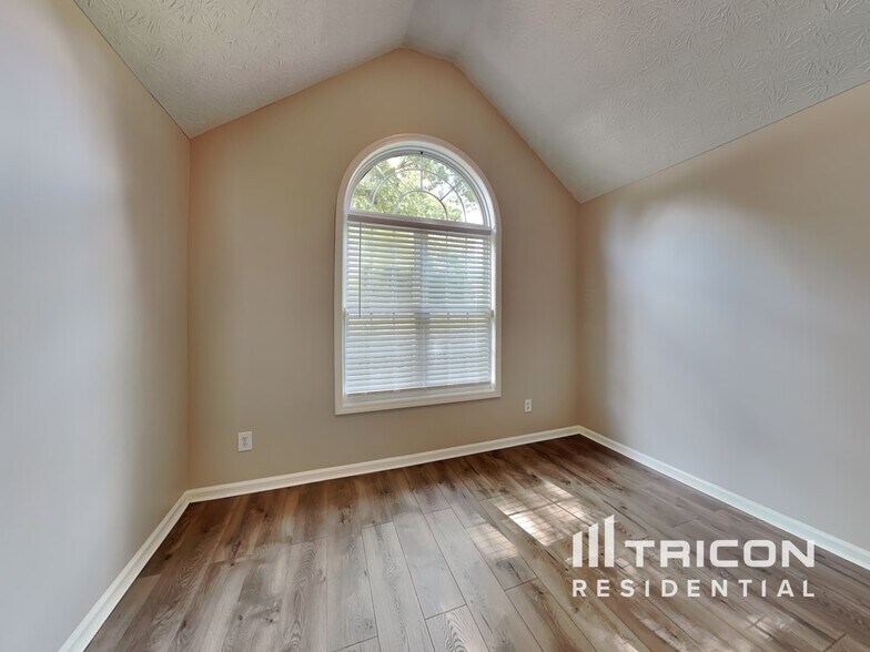 Building Photo - 1512 Riverglen Dr