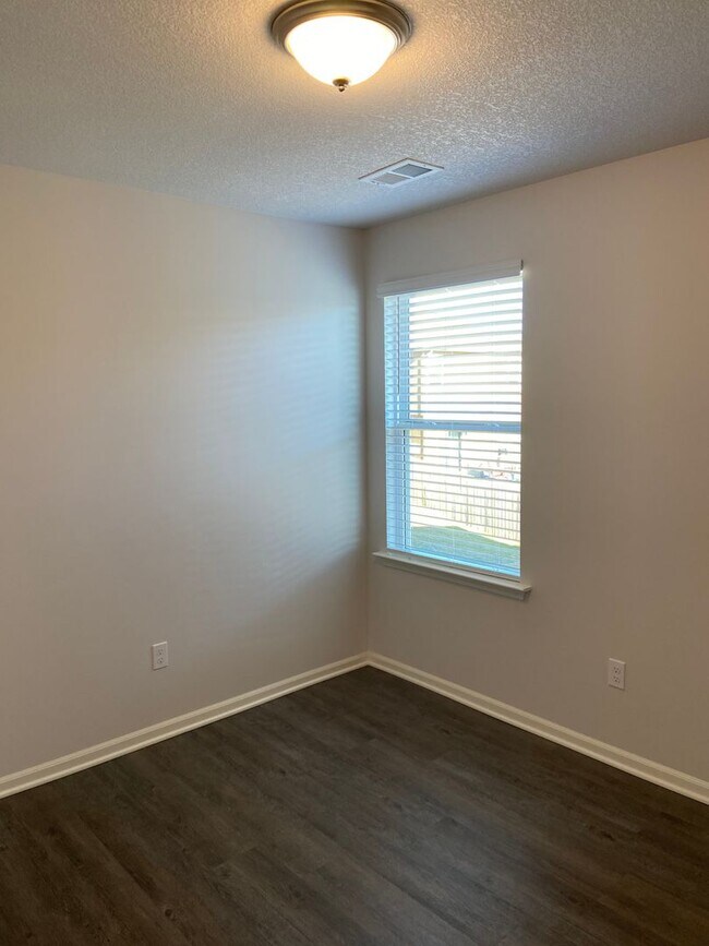 Building Photo - Pre-Leasing Available — 3-Bedroom, 2.5-Bath Home in Spring Hill Coming Soon!