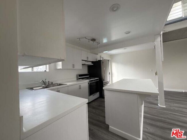 Building Photo - 915 Broadway St