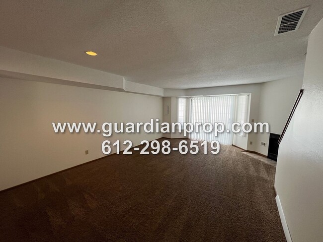 Building Photo - Woodbury Townhouse Available March 1, Open...