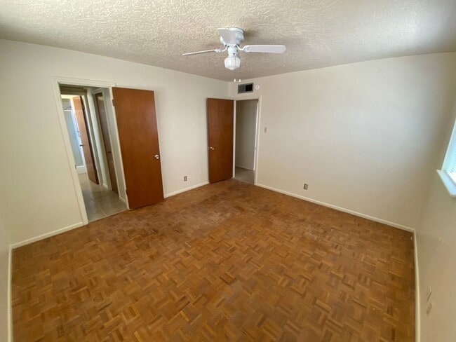 Building Photo - Northeast El Paso 3bed/2bath w/LOTS of living space!