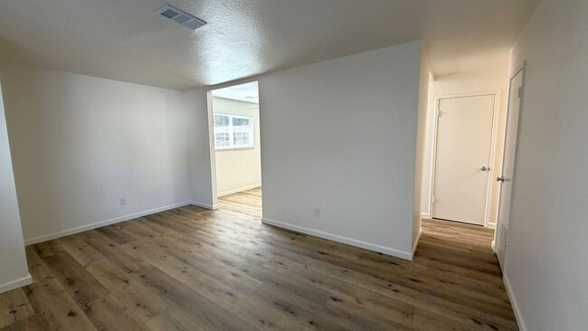Building Photo - Pittsburg Beautiful fully updated unit, 2 bedroom, 1 bath, luxury vinyl flooring, quartz counters...