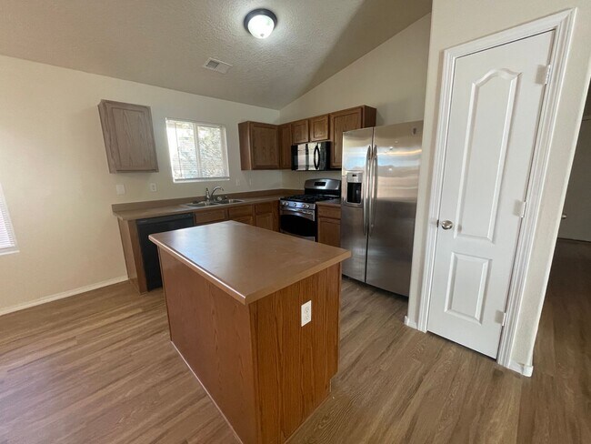 Building Photo - 4 bed 2 bath home in Huning Ranch.