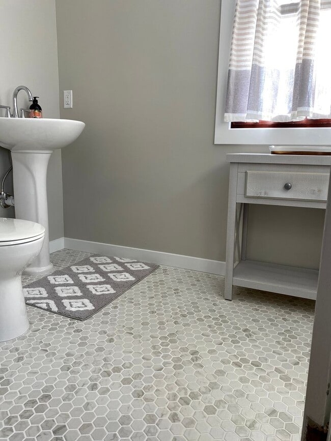 Building Photo - Charming Tudor 3 Blocks From Mayo