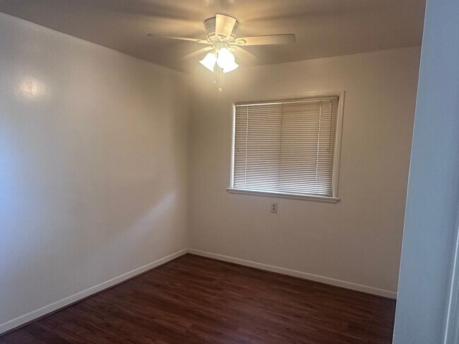 Building Photo - Charming Two Bedroom / One Bath Home! Very...
