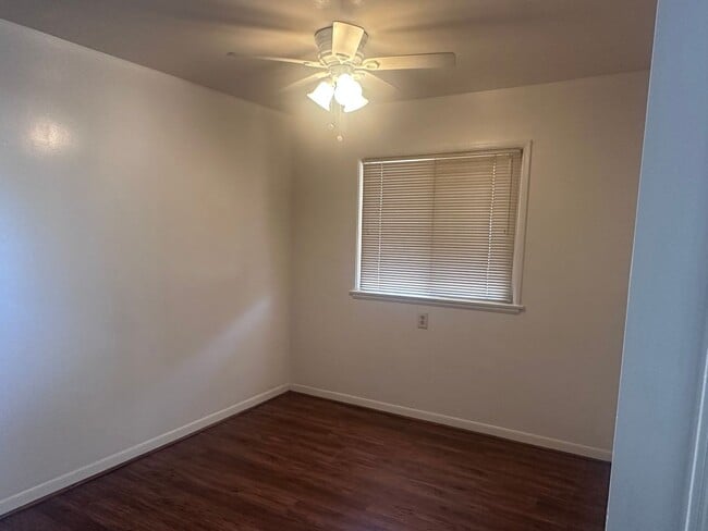 Building Photo - Charming Two Bedroom / One Bath Home! Very Spacious W/ Tons of Character!