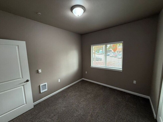 Building Photo - 4235 Hawthorne Ave NE