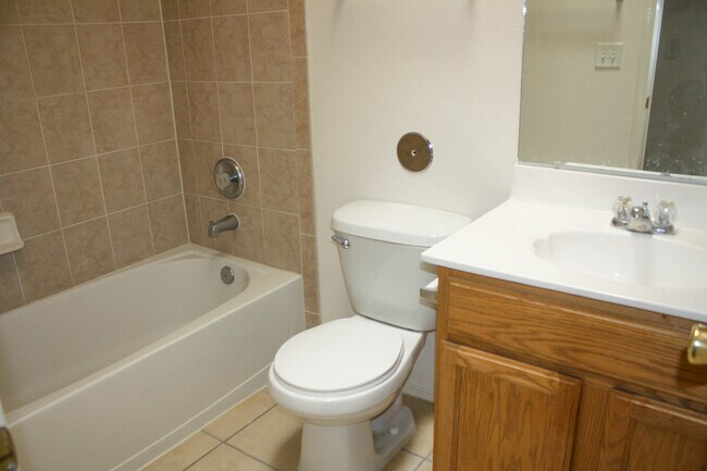 Building Photo - PRICED TO RENT QUICKLY !! OPEN HOUSE FRIDAY 1PM - 1:30PM 10/14/2022