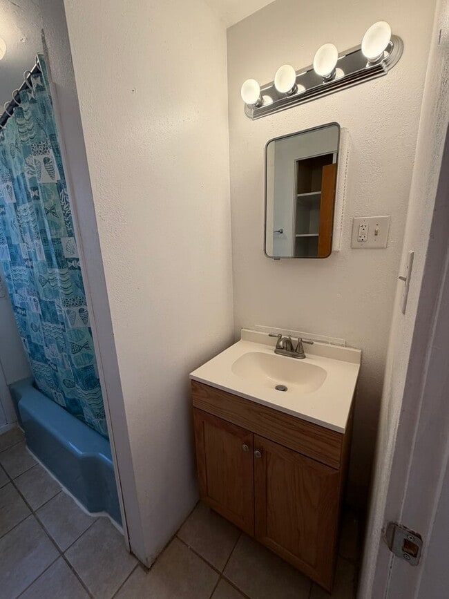 Building Photo - 3 Bed 1 Bath Home