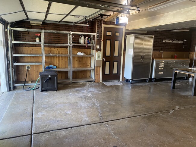 Building Photo - 709 S Salem Dr