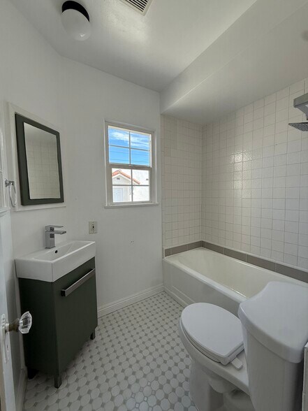 Building Photo - 5854 Arlington Ave