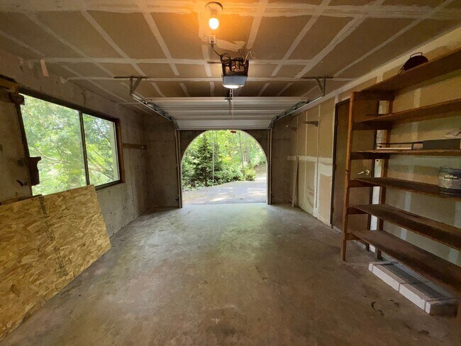 Building Photo - 3 Bed 2.5 Bath in the Heart of Bellevue