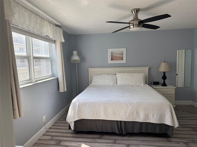 Building Photo - 1161 Hillsboro Mile