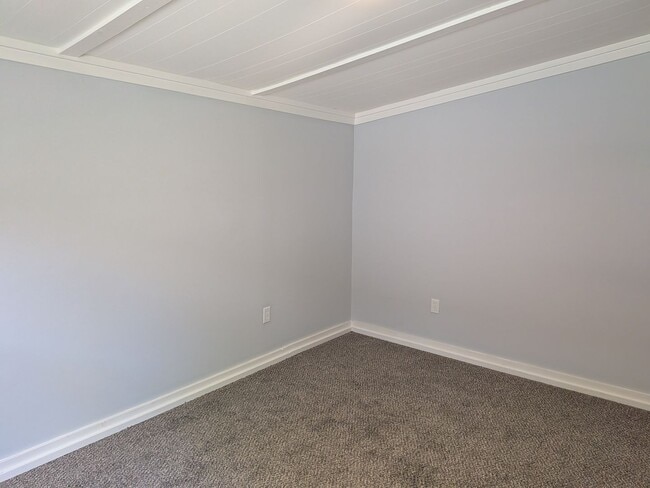 Building Photo - Move in Ready 4 Bed 2 Bath House