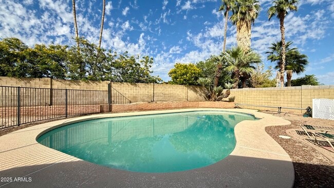 Building Photo - 2502 E Sahuaro Dr