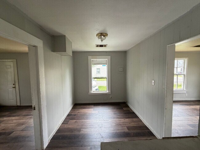 Building Photo - 433 Yarborough St