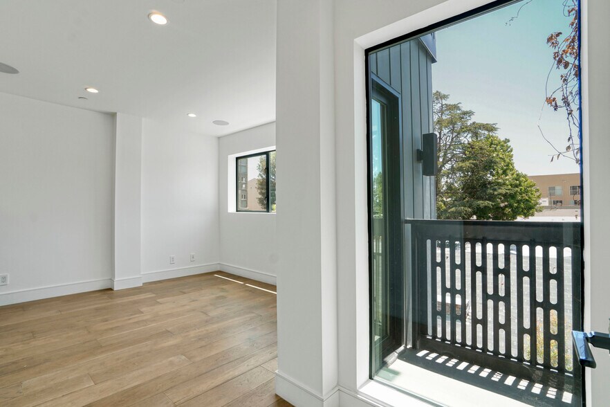 Building Photo - 1447 N Martel Ave